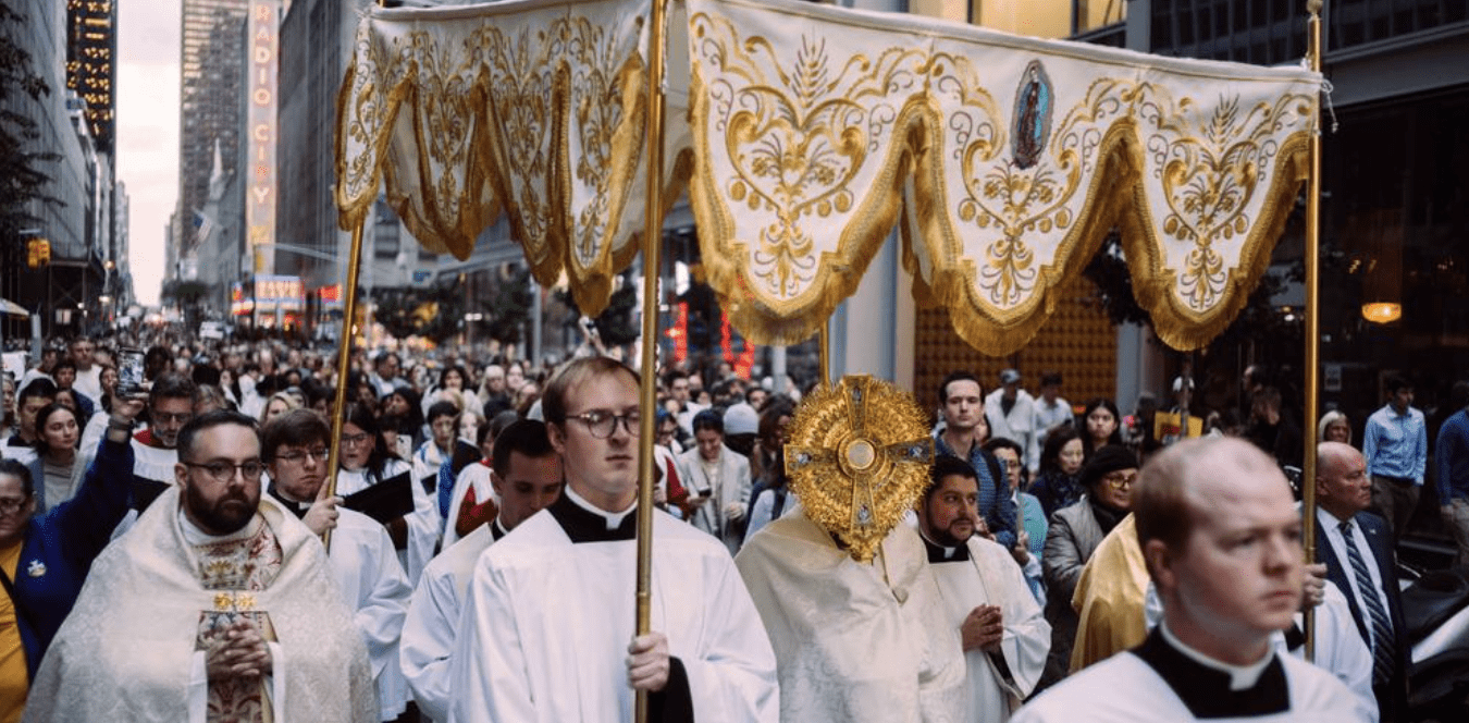 The Eucharist in Times Square: Procession With Father Mike Schmitz Draws Thousands on NYC Streets