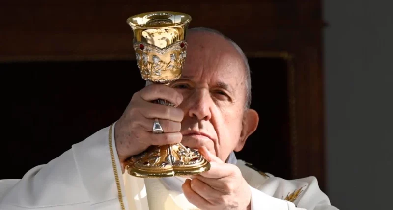 Pope Francis tells liturgists to avoid ‘pageantry or prominence’